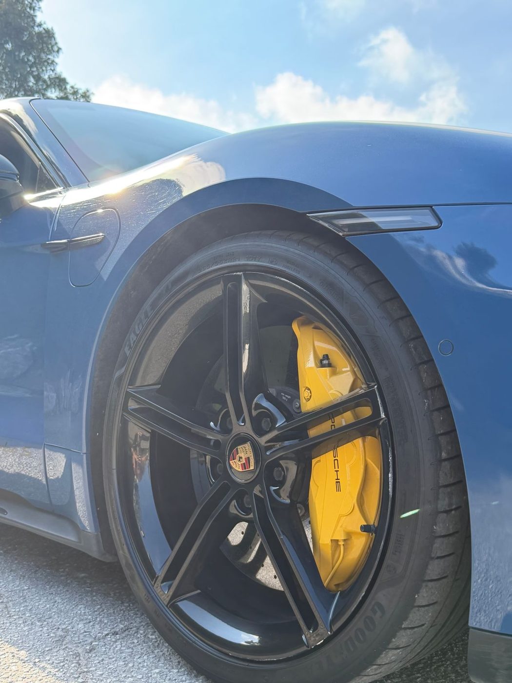 Porsche wheel with yellow calipers